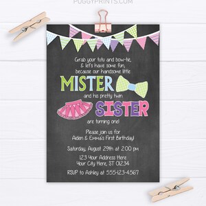 Op de afbeelding: Een uitnodiging in krijtbord-stijl met een roze en blauwe banner bovenaan. De tekst luidt "Grab your tutu and bow-tie, & let's have some fun, because our handsome little MISTER and his pretty twin SISTER are turning one! Please join us for Aiden & Emma's First Birthday! Saturday, August 29th at 2:00 pm 123 Your Address Here Your City Here, ST 01234 RSVP to Ashley at 555-123-4567"