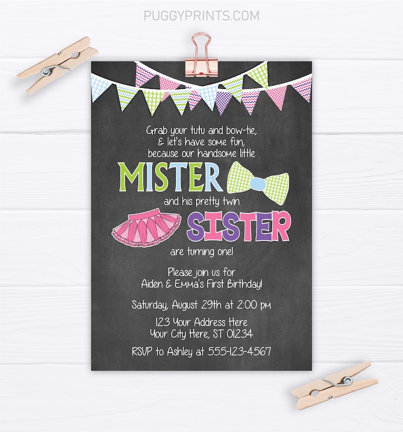 Op de afbeelding: Een uitnodiging in krijtbord-stijl met een roze en blauwe banner bovenaan. De tekst luidt "Grab your tutu and bow-tie, & let's have some fun, because our handsome little MISTER and his pretty twin SISTER are turning one! Please join us for Aiden & Emma's First Birthday! Saturday, August 29th at 2:00 pm 123 Your Address Here Your City Here, ST 01234 RSVP to Ashley at 555-123-4567"