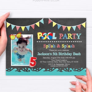 K&ouml;nnte beinhalten: Einladung zu einer Poolparty mit einem schwarzen Tafelhintergrund, bunten Flaggen und einem Foto eines Jungen, der schwimmt. Die Einladung lautet "Pool Party Splish & Splash" und enth&auml;lt den Text "Jackson's 5th Birthday Bash".
