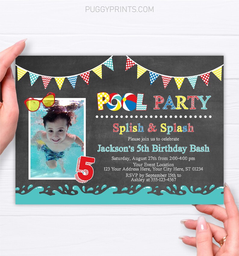 K&ouml;nnte beinhalten: Einladung zu einer Poolparty mit einem schwarzen Tafelhintergrund, bunten Flaggen und einem Foto eines Jungen, der schwimmt. Die Einladung lautet "Pool Party Splish & Splash" und enth&auml;lt den Text "Jackson's 5th Birthday Bash".