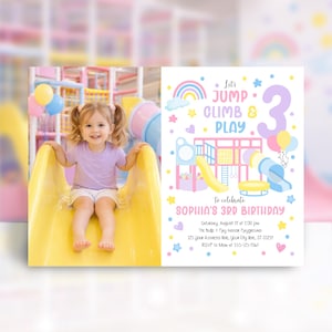 以下が含まれることがあります： カラフルな遊び場をテーマにした誕生日パーティーの招待状。招待状には、虹、星、数字の3と「Let's Jump, Climb & Play」の文字が描かれています。若い女の子が黄色の滑り台を滑りながら笑顔を見せています。