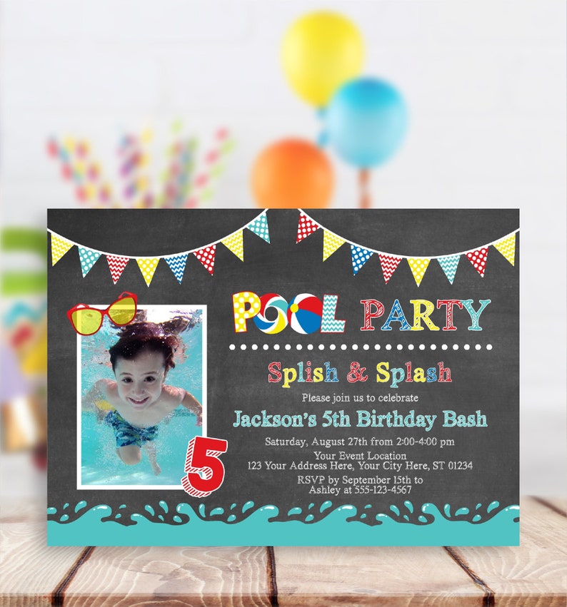 K&ouml;nnte beinhalten: Eine farbenfrohe Poolparty-Einladung mit einem Foto eines Jungen, der schwimmt. Die Einladung zeigt einen schwarzen Hintergrund mit einem Banner aus Flaggen, den Worten "Pool Party", "Splish & Splash" und dem Text "Jackson's 5th Birthday Bash".