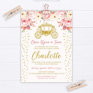 Op de afbeelding: Een roze en gouden prinsessen-thema verjaardagsuitnodiging met een gouden koets en bloemmotieven. De uitnodiging luidt "Er was eens" en bevat de naam "Charlotte" en details voor een 4e verjaardag.