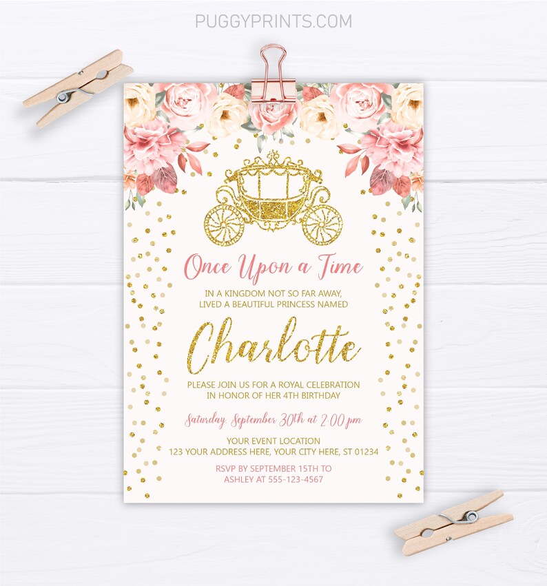Op de afbeelding: Een roze en gouden prinsessen-thema verjaardagsuitnodiging met een gouden koets en bloemmotieven. De uitnodiging luidt "Er was eens" en bevat de naam "Charlotte" en details voor een 4e verjaardag.