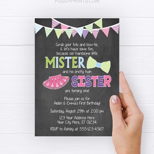 Op de afbeelding: Een uitnodiging in krijtbord-stijl met een roze en blauwe banner bovenaan. De tekst luidt "Grab your tutu and bow-tie, & let's have some fun, because our handsome little Mister and his pretty twin Sister are turning one! Please join us for Aiden & Emma's First Birthday! Saturday, August 29th at 2:00 pm 123 Your Address Here Your City Here, ST 01234 RSVP to Ashley at 555-123-4567"
