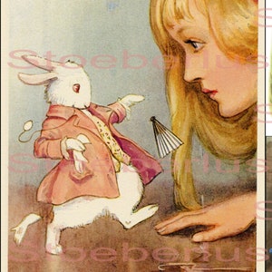 Może przedstawiać: Ilustracja z Alicji w Krainie Czarów przedstawiająca białego królika w różowym płaszczu i kamizelce, z zegarkiem kieszonkowym i wachlarzem. Obok stoi blond dziewczyna. Grafika ma styl książki z bajkami, z miękkimi kolorami i szczegółową kreską.