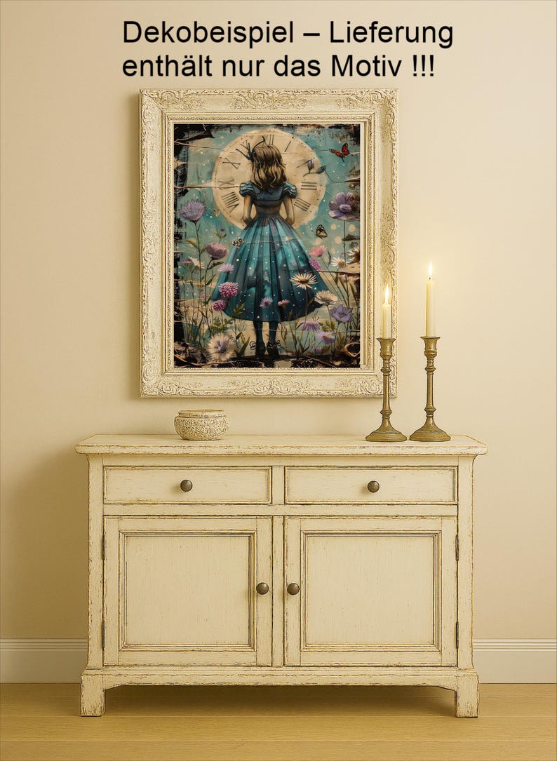 Op de afbeelding: Een ingelijst kunstwerk dat een meisje in een blauwe jurk voor een klok afbeeldt, omringd door bloemen. Het kunstwerk hangt boven een cr&egrave;mekleurige kast met twee lades en twee deuren. Twee brandende kaarsen in messing houders staan op de kast.
