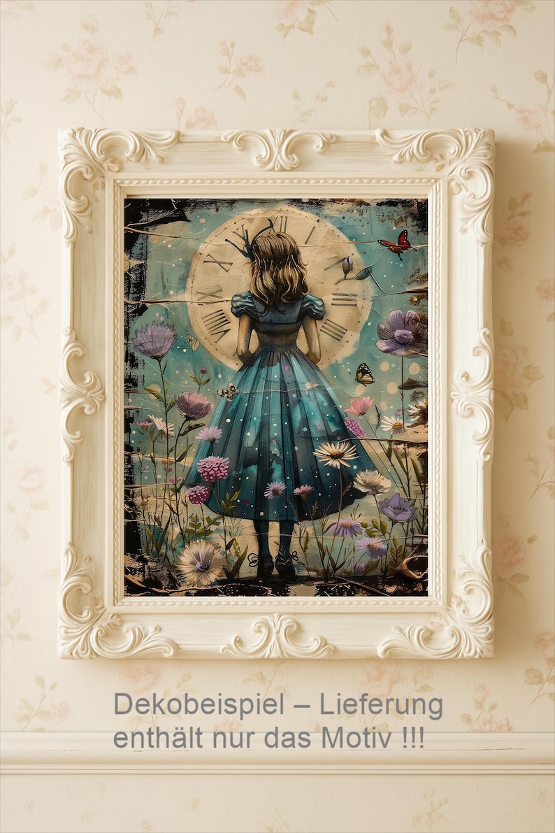 Op de afbeelding: Een ingelijste kunstdruk met een meisje in een blauwe jurk voor een grote klok, omringd door bloemen en vlinders. Het kunstwerk is geplaatst in een witte, sierlijke lijst, met Duitse tekst onderaan.