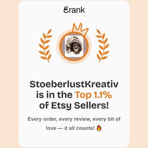Op de afbeelding: Een lichtperzik kleurige afbeelding met de tekst "Erank" bovenaan. De afbeelding toont een cirkelvormig portret met een kroon en laurierbladeren, en de tekst "StoeberlustKreativ staat in de Top 1,1% van Etsy-verkopers!"