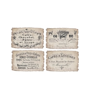Könnte beinhalten: Vier Papieretiketten im Vintage-Stil mit französischem Text. Die Etiketten weisen verzierte Designs und Texte zu Cafés, Schokolade, Gebäck, Sirup und anderen Lebensmitteln auf. Die Etiketten haben ein gealtertes Aussehen.