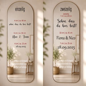 Größenübersicht für personalisierte Hochzeits-Spiegelaufkleber mit einzeiliger und zweizeiliger Beschriftung. Beispielgrößen in Zentimetern und ungefähren Breiten für Begrüßungstext, Namen und Datum auf einem Hochzeitsspiegel.