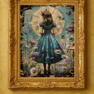 Könnte beinhalten: Gerahmtes Kunstwerk mit einer Frau in blauem Kleid vor einer großen Uhr. Die Szene ist von Blumen und Schmetterlingen umgeben, mit einem goldenen, verzierten Rahmen. Das Kunstwerk hat einen Vintage- und skurrilen Stil.