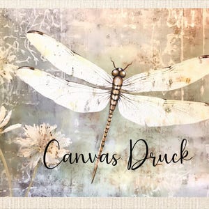 Könnte beinhalten: Leinwanddruck mit einer Libelle mit cremefarbenen Flügeln und einem braunen Körper. Die Libelle ist vor einem gedämpften Hintergrund mit floralen Akzenten zentriert. Der Text "Canvas Druck" ist kursiv geschrieben.