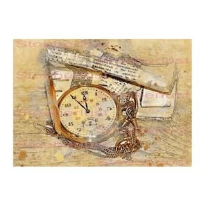 Könnte beinhalten: Eine goldfarbene Taschenuhr mit Kette liegt auf einem strukturierten, gealterten Hintergrund mit Zeitungsausschnitten. Das Zifferblatt der Uhr zeigt römische Ziffern und Zeiger, die auf 11:00 Uhr zeigen. Das Bild wirkt antik und nostalgisch.