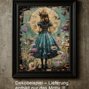 Op de afbeelding: Ingelijst kunstwerk met een meisje in een blauwe jurk voor een grote klok. De afbeelding heeft een vintage esthetiek met bloemen- en vlinderaccenten. Het kunstwerk is ingesloten in een zwart frame.
