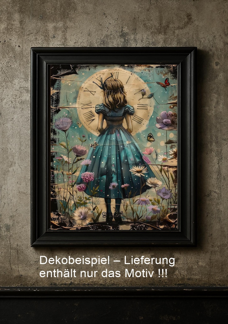 Op de afbeelding: Ingelijst kunstwerk met een meisje in een blauwe jurk voor een grote klok. De afbeelding heeft een vintage esthetiek met bloemen- en vlinderaccenten. Het kunstwerk is ingesloten in een zwart frame.