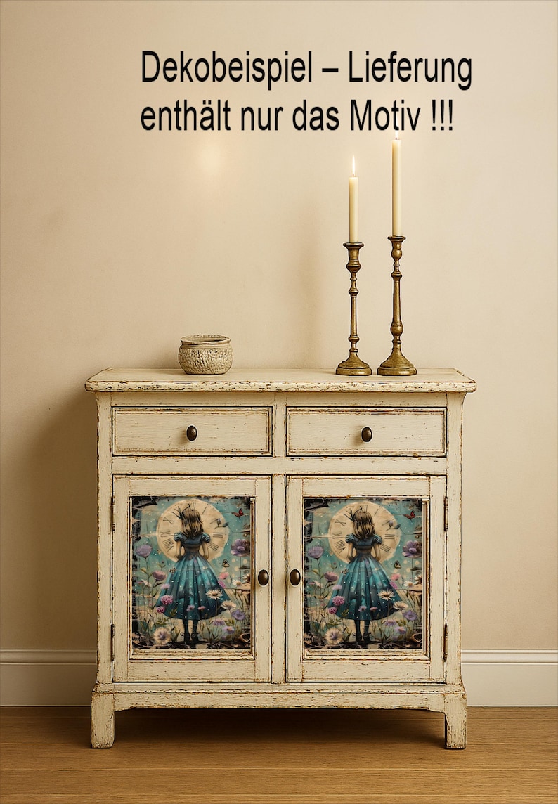 Op de afbeelding: Een wit, verweerd dressoir met twee lades en twee deuren. De deuren hebben een kleurrijke illustratie van een meisje in een blauwe jurk. Twee messing kandelaars met brandende kaarsen en een kleine decoratieve pot staan bovenop.