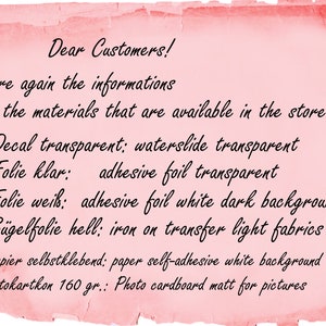 Puede incluir: Un fondo de papel rosa envejecido con texto negro. El texto dice "Dear Customers!" seguido de informaci&oacute;n sobre los materiales disponibles, incluyendo calcoman&iacute;as, l&aacute;minas y cartulinas fotogr&aacute;ficas. El papel tiene un aspecto vintage.