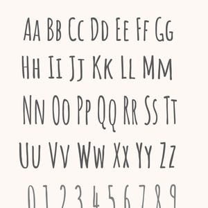 May include: A digital display showing the text Schrift 4 in brown, followed by the complete uppercase English alphabet from AA to ZZ and the numbers 0 through 9 in a dark gray, thin, handwritten-style font on a light background.