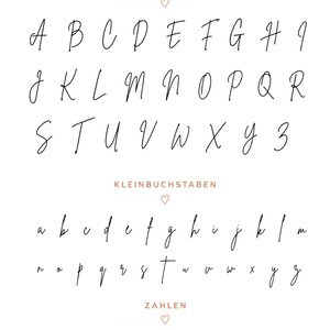 May include: A digital display of a handwritten font style featuring uppercase letters, lowercase letters, and numbers from 0 to 9. The text includes the headings Buchstaben & Zahlen, Schrift 1, GROSSBUCHSTABEN, KLEINBUCHSTABEN, ZAHLEN, and a note at the bottom.