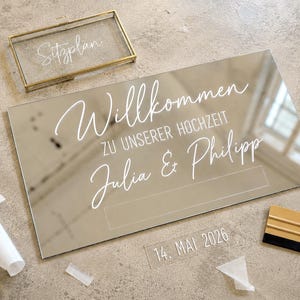 Personalisierter Hochzeitsaufkleber auf Spiegel mit Wunschtext als Vinyl Schriftzug für Willkommensschild