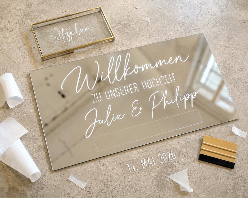Personalisierter Hochzeitsaufkleber auf Spiegel mit Wunschtext als Vinyl Schriftzug für Willkommensschild