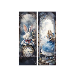 Könnte beinhalten: Zwei vertikale Tafeln mit Aquarellillustrationen. Eine zeigt ein weißes Kaninchen in einem blauen Mantel mit einer Taschenuhr. Die andere zeigt ein Mädchen in einem blauen Kleid mit Büchern. Der Text "Stoeberlust" ist sichtbar.