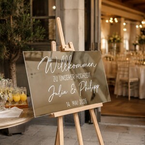 Hochzeitsschild mit Vinyl Aufkleber auf Spiegel als Willkommensschild mit eleganter Schrift