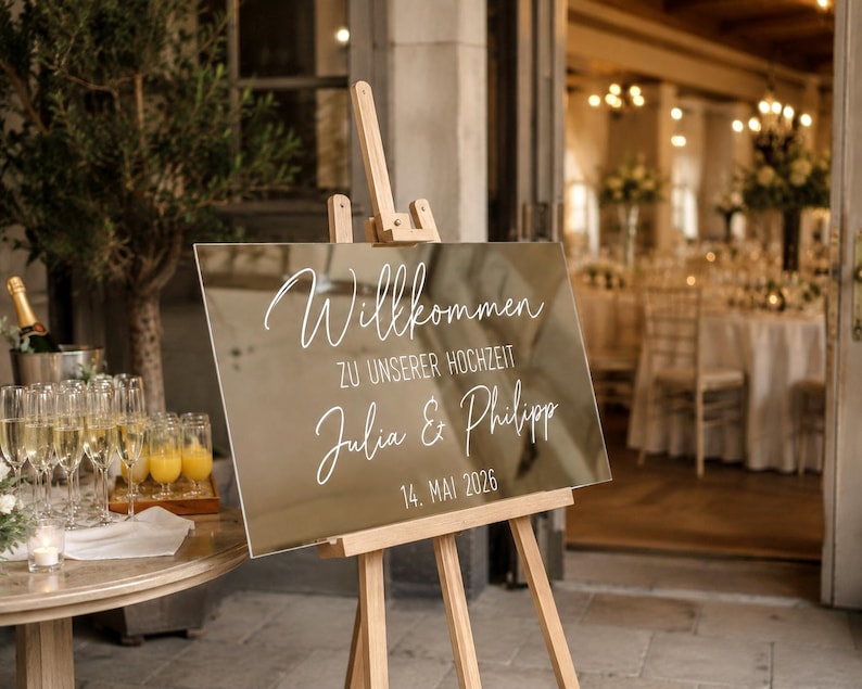 Hochzeitsschild mit Vinyl Aufkleber auf Spiegel als Willkommensschild mit eleganter Schrift