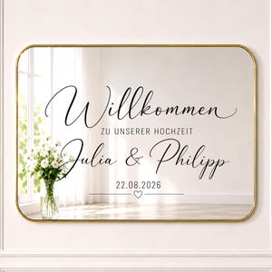 Personalisierter Hochzeitsspiegel mit weißem Vinyl-Schriftzug, Willkommen zur Hochzeit, individueller Name und Datum auf großem Spiegel als Willkommensschild für Hochzeiten
