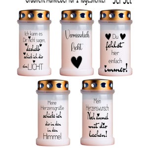 Può includere: Set di cinque adesivi per candele commemorative. Ogni adesivo presenta un messaggio diverso in tedesco, come "Mi manchi" e "Mi manchi sempre qui!" Gli adesivi sono progettati per essere applicati a piccole candele cilindriche.