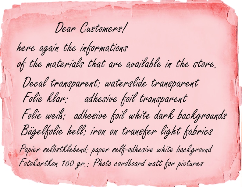 Puede incluir: Un fondo de papel rosa envejecido con texto negro. El texto dice "Dear Customers!" seguido de informaci&oacute;n sobre los materiales disponibles, incluyendo calcoman&iacute;as, l&aacute;minas y cart&oacute;n fotogr&aacute;fico. El papel tiene un aspecto vintage.