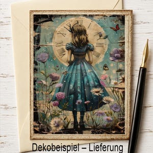 Op de afbeelding: Ge&iuml;llustreerde kaart met een meisje in een blauwe jurk voor een klok, omringd door bloemen en vlinders. De kaart zit in een houten lijst, met een cr&egrave;mekleurige envelop en een zwarte pen met een gouden penpunt.
