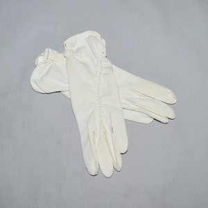 Vintage Gloves - 1960s, Cream Gloves with Short Gathered Wrists, Cotton, Size 6