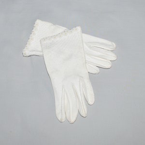 Vintage Gloves - 1960s, White Gloves with Beaded Backs, Size 5 - 5.5 Small