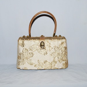 Bolso o cartera vintage de mimbre - Midas of Miami, década de 1950, mimbre dorado con asa de cordón y hojas y flores doradas