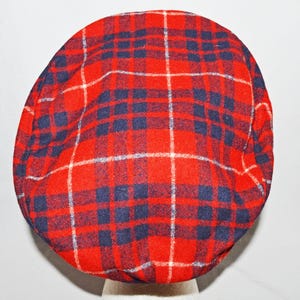 Puede incluir: Gorra plana a cuadros rojos, azules y blancos. La gorra est&aacute; hecha de una tela tejida y presenta un patr&oacute;n de cuadros cl&aacute;sico. La gorra es de estilo tradicional, adecuada para diversas ocasiones.