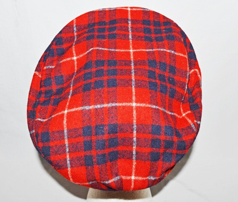 Puede incluir: Gorra plana a cuadros rojos, azules y blancos. La gorra est&aacute; hecha de una tela tejida y presenta un patr&oacute;n de cuadros cl&aacute;sico. La gorra es de estilo tradicional, adecuada para diversas ocasiones.