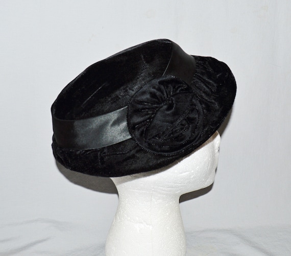 Vintage Mushroom Hat - 1960s, Black Velvet Mushroom Hat With  display picture 3