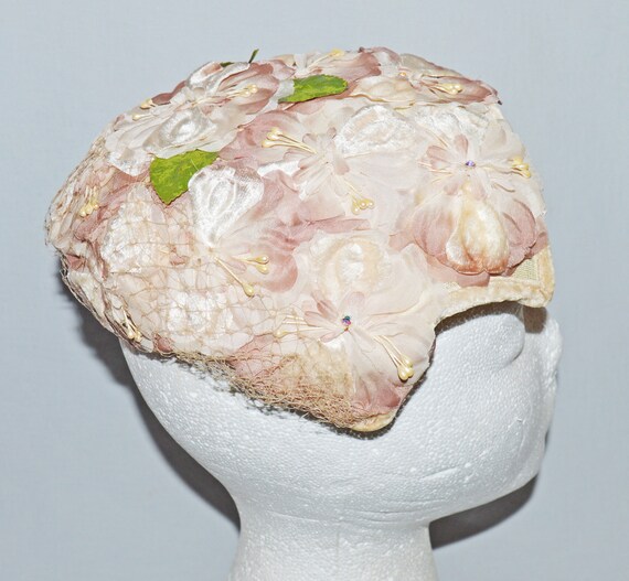 Vintage Hat - 1950s Juliet Cap, Pink and White Si… - image 3