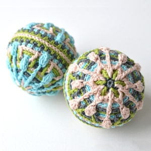 Snowflake Baubles Crochet Pattern: Christmas Ornament Garland (Digital Download)