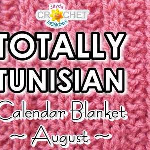 Op de afbeelding: Een close-up van een roze gehaakte deken met de tekst "TOTALLY TUNISIAN Calendar Blanket ~ August ~" die over de afbeelding is gelegd. De tekst is in zwart en wit.