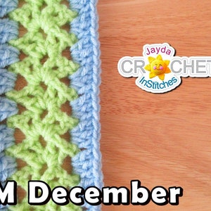 Puede incluir: Primer plano de un proyecto de crochet con tres rayas de diferentes colores: naranja, azul claro y verde. La puntada de crochet es un patrón delicado y calado. El texto "MIMAM December" es visible en la parte inferior de la imagen.