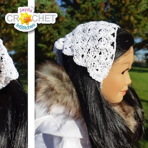 Puede incluir: Una diadema blanca de ganchillo con borde festoneado la lleva una muñeca con el pelo largo y negro. La muñeca lleva una chaqueta blanca con cuello de piel sintética.