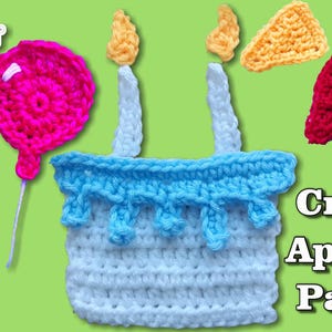 Puede incluir: Patrón de aplique de crochet para un pastel de cumpleaños con velas, globos y banderas. El pastel es blanco con glaseado azul, las velas son amarillas, los globos son rosas y azules, y las banderas son rojas, azules y amarillas.
