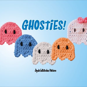 Può includere: Cinque ornamenti a forma di fantasma realizzati a uncinetto in rosa, blu, bianco e arancione. I fantasmi hanno occhi neri e un design semplice. Il fantasma bianco ha un fiocco rosa in cima. Il testo "GHOSTIES!" è scritto in lettere nere su uno sfondo blu. Il testo "Jayda in Stitches Pattern" è scritto in lettere nere su uno sfondo bianco.