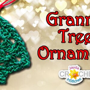 Peut inclure: Une d&eacute;coration de No&euml;l en forme de sapin de No&euml;l en crochet vert avec une ficelle rouge pour l'accrocher. L'ornement est en forme de sapin de No&euml;l traditionnel avec une &eacute;toile au sommet. Le texte "Granny Tree Ornament" est &eacute;crit en lettres rouges sur un fond dor&eacute; avec des c&oelig;urs.