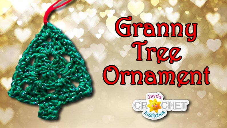 Peut inclure: Une d&eacute;coration de No&euml;l en forme de sapin de No&euml;l en crochet vert avec une ficelle rouge pour l'accrocher. L'ornement est en forme de sapin de No&euml;l traditionnel avec une &eacute;toile au sommet. Le texte "Granny Tree Ornament" est &eacute;crit en lettres rouges sur un fond dor&eacute; avec des c&oelig;urs.