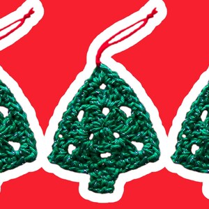 Peut inclure: Trois d&eacute;corations de No&euml;l en forme de sapin de No&euml;l en crochet vert avec des cordons rouges. Les d&eacute;corations sont en forme de triangle avec une &eacute;toile au sommet.
