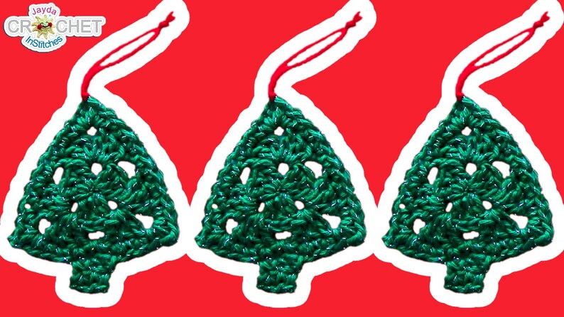 Peut inclure: Trois d&eacute;corations de No&euml;l en forme de sapin de No&euml;l en crochet vert avec des cordons rouges. Les d&eacute;corations sont en forme de triangle avec une &eacute;toile au sommet.